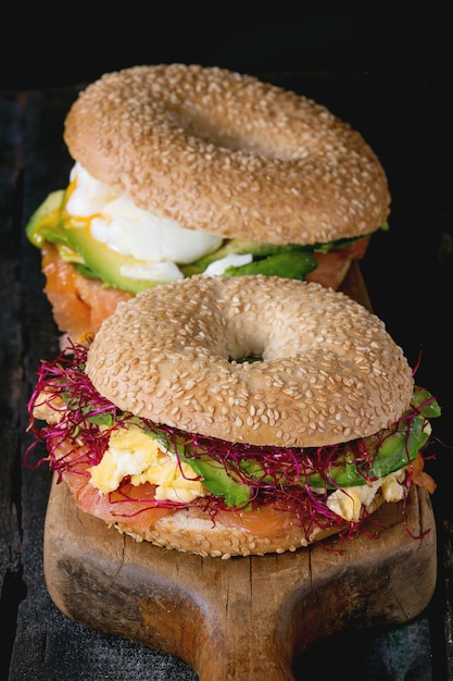 Bagel con salmone e uovo