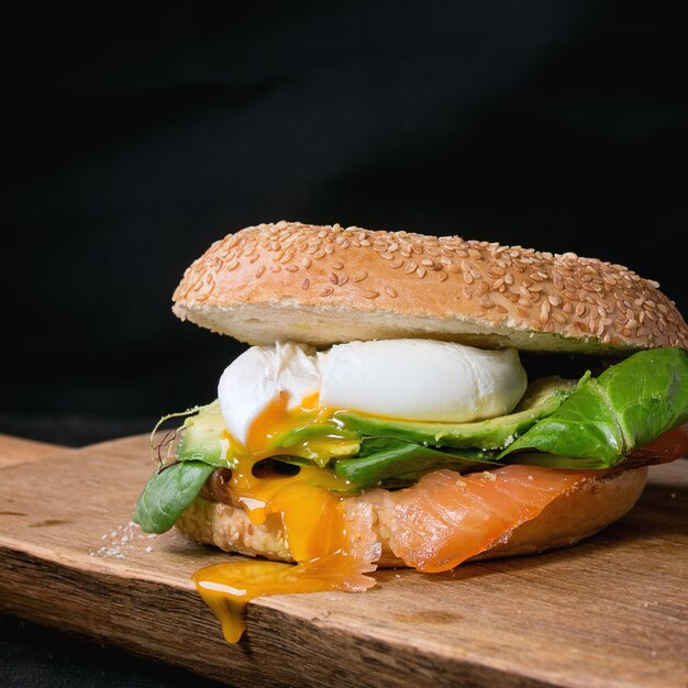 Bagel con salmone e uovo