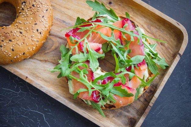 Bagel con salmone su sfondo scuro, Panino per la colazione