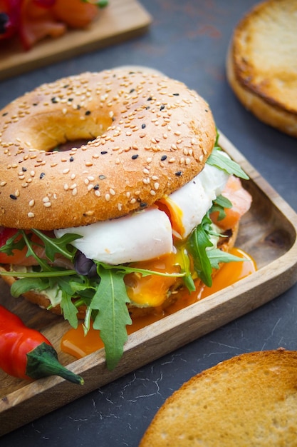 Bagel con salmone su sfondo scuro, Panino per la colazione