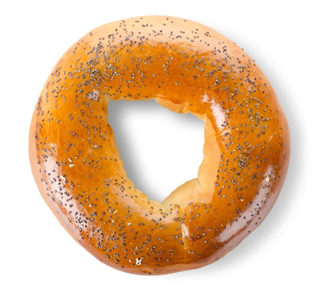 Bagel con semi di papavero isolato su sfondo bianco