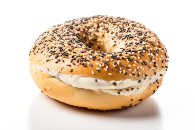 Bagel con semi di papavero su sfondo bianco