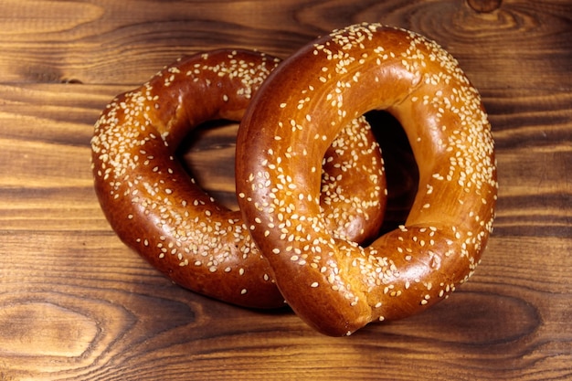 Bagel con semi di sesamo su tavola di legno