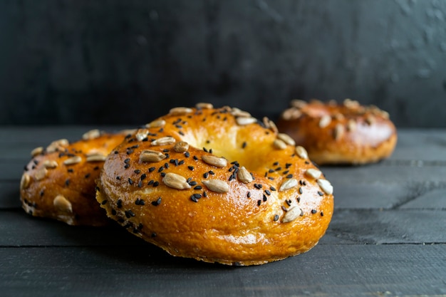 Bagel con semi su sfondo nero.