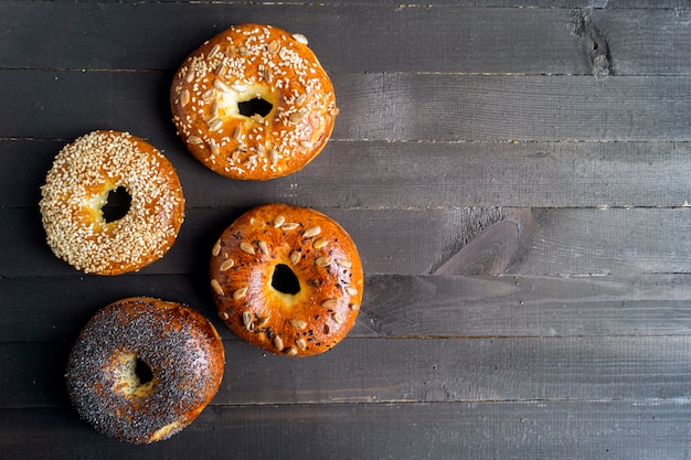 Bagel con semi su sfondo nero.