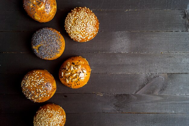 Bagel con semi su sfondo nero.