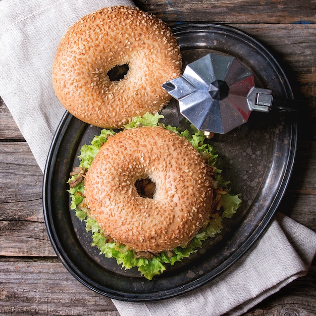 Bagel con spezzatino e cipolla fritta