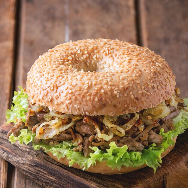 Bagel con spezzatino e cipolla fritta