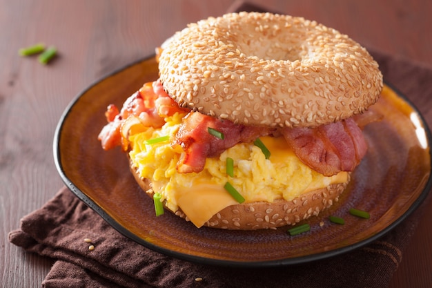 Bagel con uovo, pancetta e formaggio