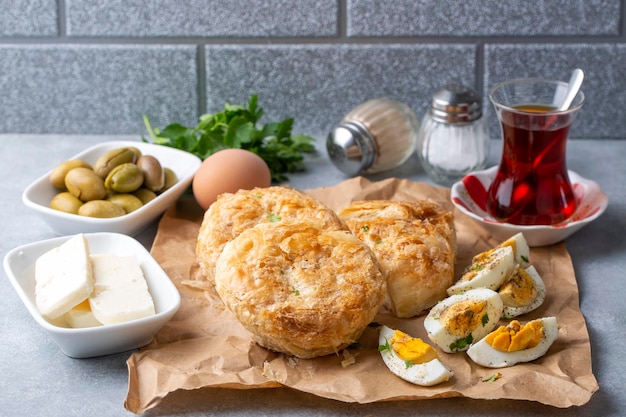 Bagel da forno tradizionale turco (Boyoz) e uovo sodo