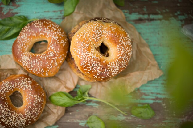 Bagel fatti in casa con semi di sesamo