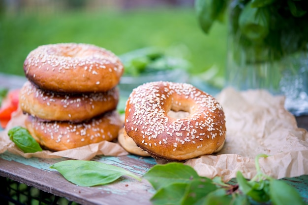 Bagel fatti in casa con semi di sesamo