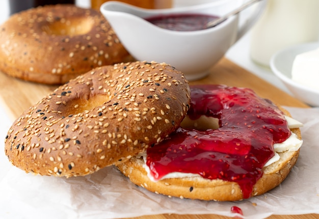 Bagel fresco con burro e marmellata di lamponi