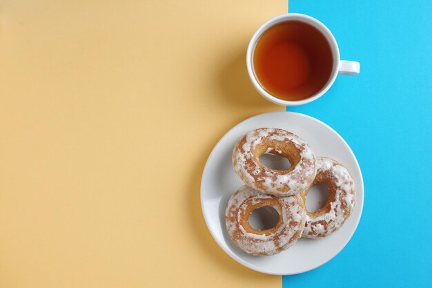 Bagel glassati e tazza di tè