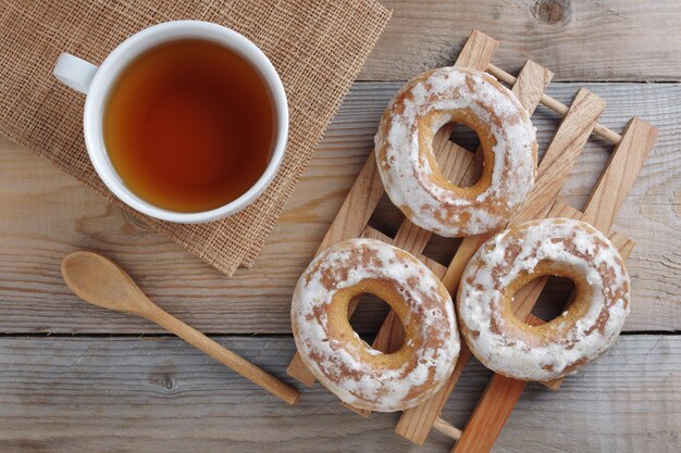 Bagel glassati e tazza di tè