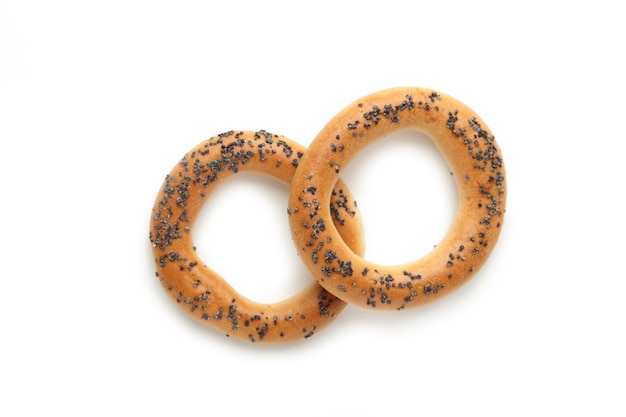 Bagel intero con semi di papavero isolato su superficie bianca