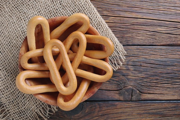 Bagel ovali nella ciotola sulla tavola di legno, vista dall'alto