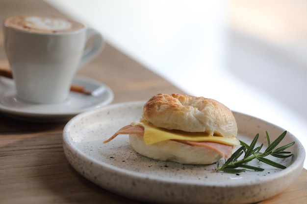 Bagel prosciutto formaggio in primo piano su uno sfondo di legno nella caffetteria