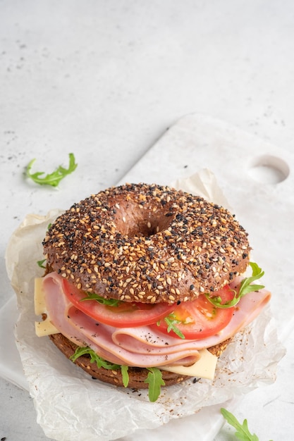 Bagel ripieni di prosciutto e crema di formaggio e pomodoro