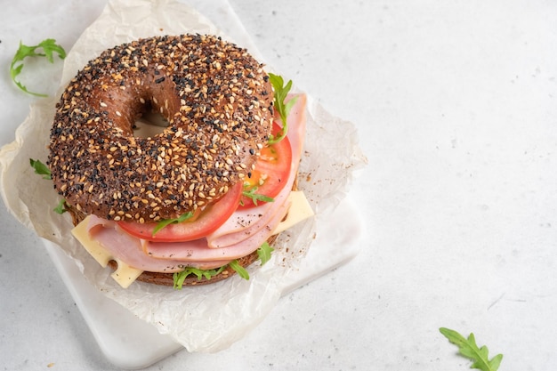 Bagel ripieni di prosciutto e crema di formaggio e pomodoro