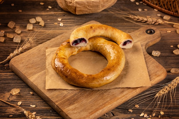 Bagel ripieno di marmellata di prugne