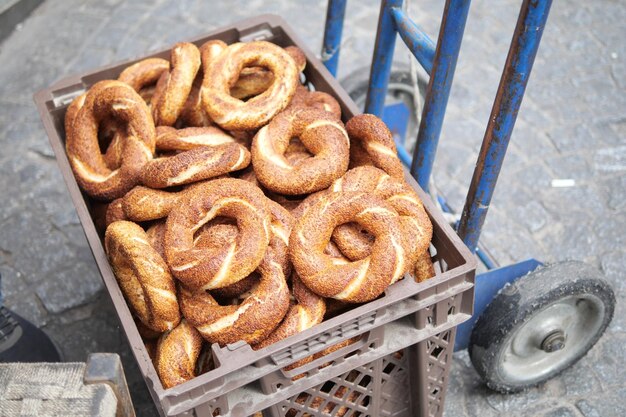 Bagel simit turco venduto in piazza Taksim in un furgone