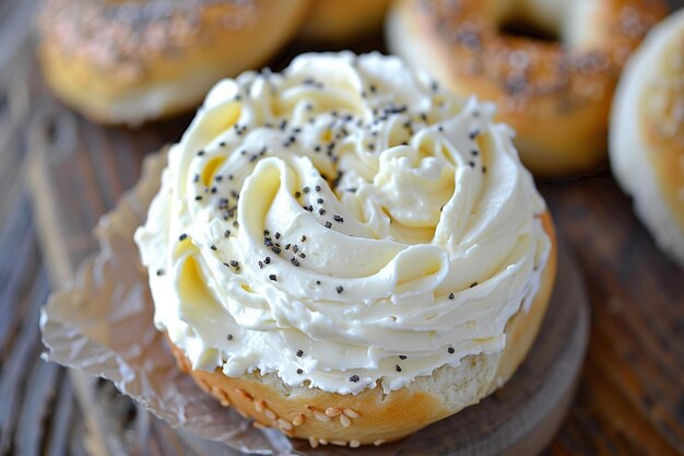 Bagel tagliati in fette perfettamente abbinati al formaggio a crema fritta