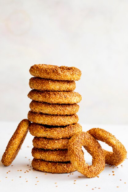 Bagel turco Kandil simit pila di pasticceria bagel al sesamo su sfondo bianco nome locale kandil simidi