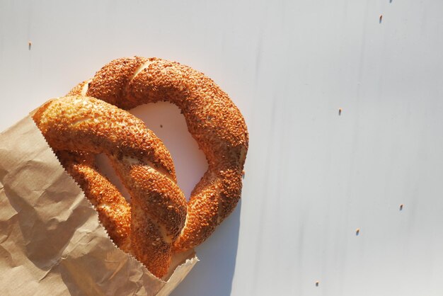 Bagel turco Simit su sfondo bianco