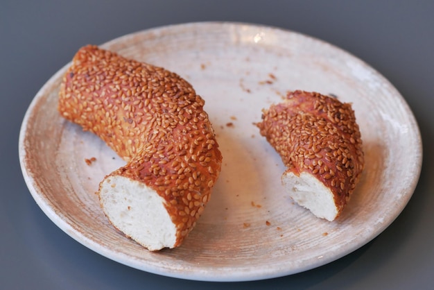 Bagel turco Simit sul tavolo