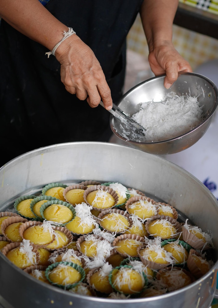 Photo bagian tengah orang menyiapkan makanan di dapur