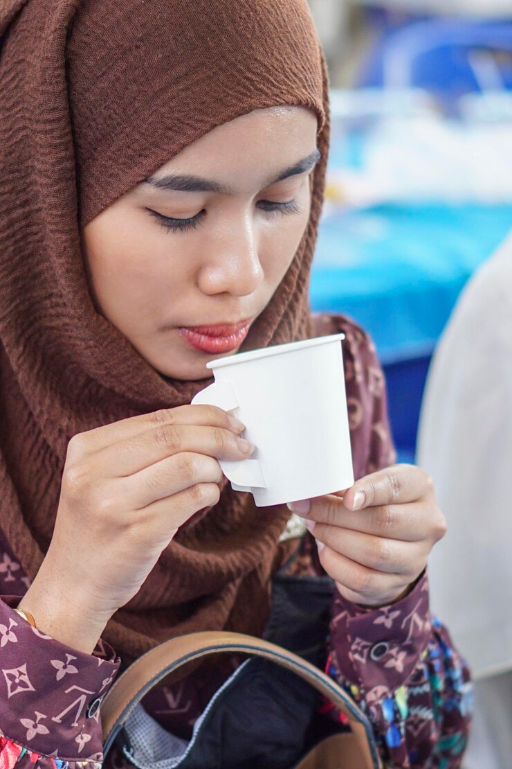 Photo bagian tengah wanita memegang ponsel pintar