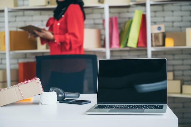 Bagian tengah wanita menggunakan laptop di atas meja