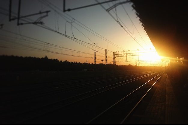 Bagliore al tramonto sullo sfondo della stazione ferroviaria