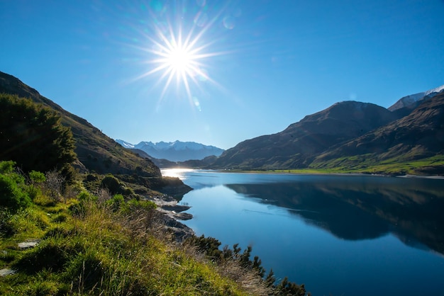 Bagliore del sole sul lago alpino