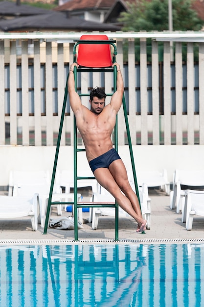 Bagnino Alla Piscina All'aperto