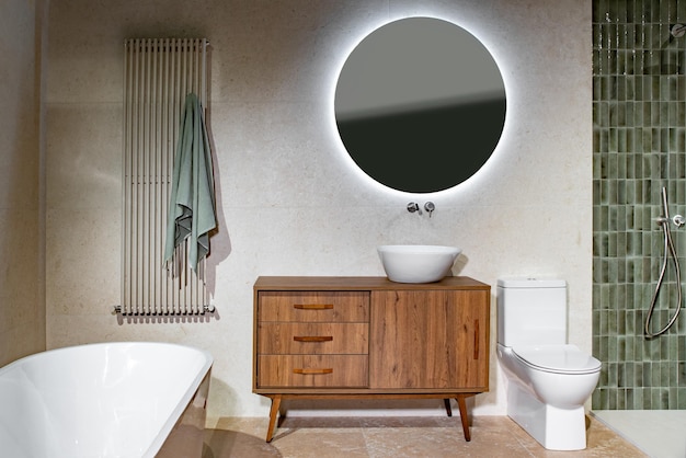 Bagno bianco minimalista con doccia