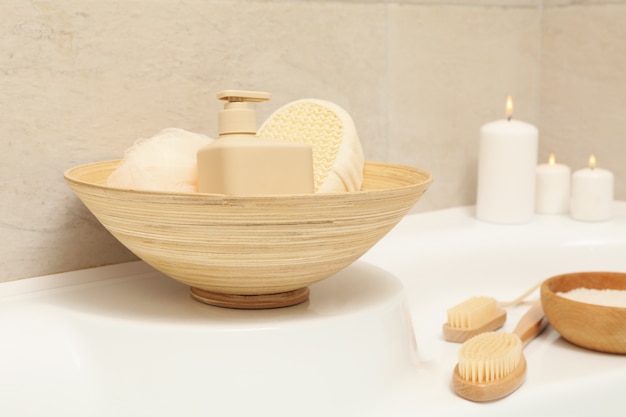 Bagno con accessori per l'igiene personale in bagno beige chiaro