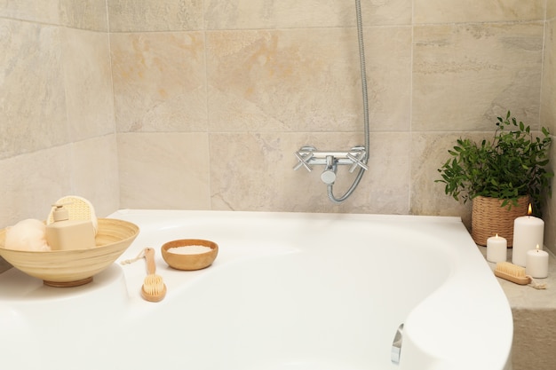 Bagno con accessori per l'igiene personale in bagno beige chiaro