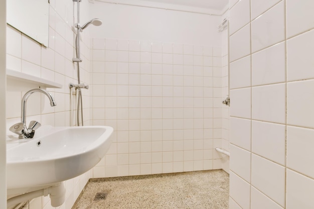 Bagno con doccia e lavabo