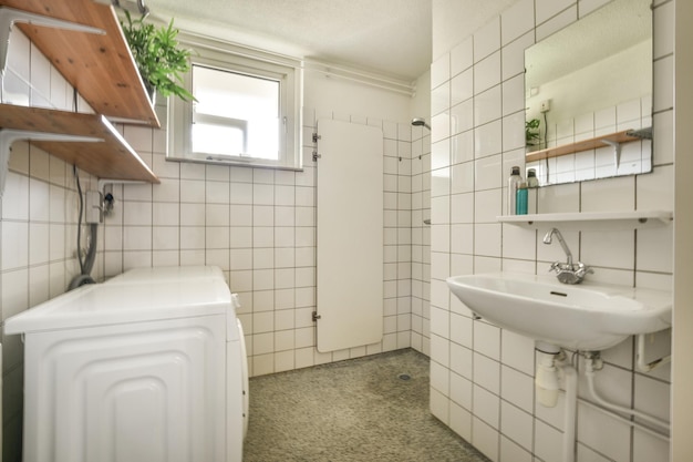 Bagno con doccia e lavanderia a casa