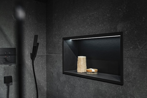 Bagno con doccia nero minimalista di lusso