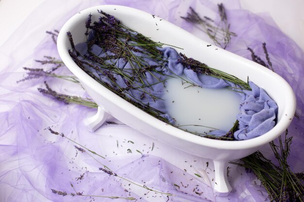 bagno con fiori di lavanda zona fotografica per un servizio fotografico con lavanda