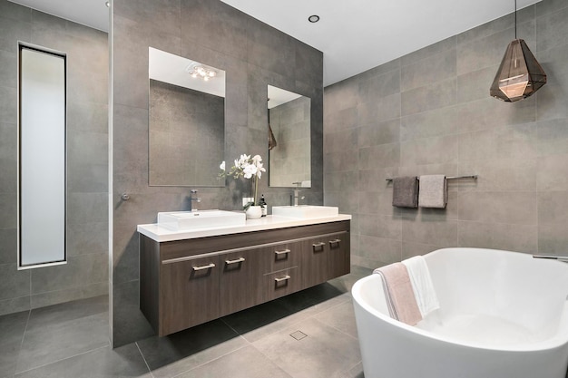 Bagno contemporaneo elegante con apparecchiature bianche