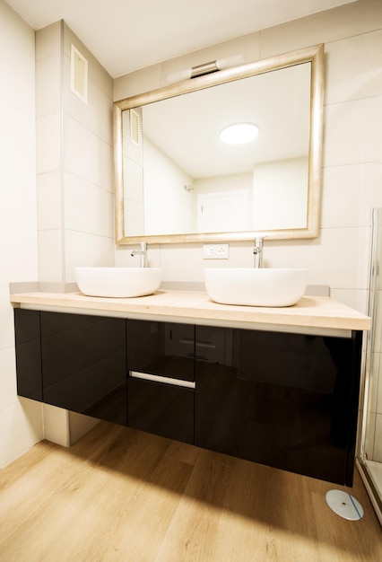 Bagno di una casa perfettamente attrezzata con toni del legno