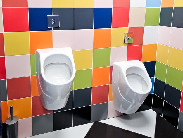 Bagno familiare condiviso luminoso con due pisuar nel centro commerciale Unisex WC per uomo papà ragazzo bambino bambino utilizzare insieme sala ricreativa bagno per adulti figlio piccolo genitori grandi bambini cabina