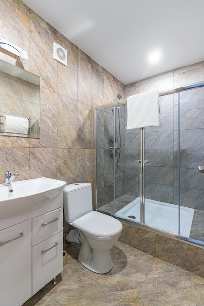 Bagno in un piccolo albergo a conduzione familiare con WC con doccia e lavandino