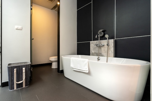 Bagno minimale con vasca