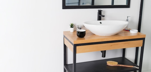 Bagno minimalista con lavabo tavolo in legno