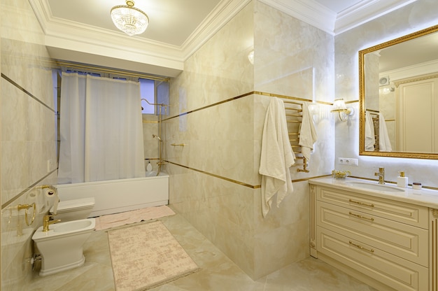 Bagno moderno beige e dorato di lusso